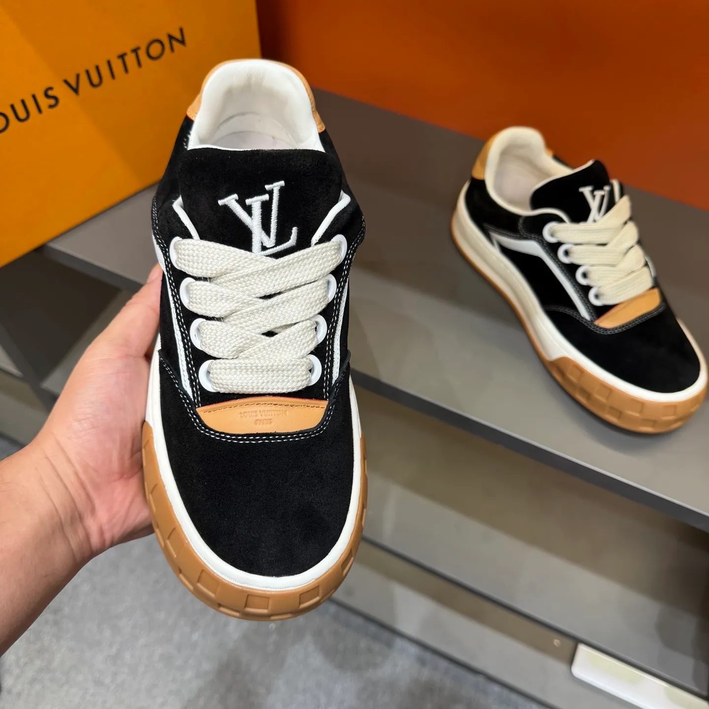 Factory price: 480💰Top version LV-Louis Vuitton-classic catwalk new model, empty glue process, original version 1:1 development! ! The upper foot is very comfortable. It is made of luxurious materials and fine workmanship. The midsole is printed with English letters "Made in Europe". The upper is made of calfskin imported from Italy. The side is decorated with the brand's LOGO and signature. The latest latex foot pads and mesh lining make the foot feel super comfortable. Original factory special supply of original two-color T men's shoes 💰U combination outsole. Bag technology Goodyear stitched edges Fabric: Exclusive custom first-layer cowhide Accessories: Exclusive private model Vuitton logo, lining: Customized silk mesh lining - first-layer silk cowhide lining Outsole: T men's shoes 💰U combination outsole wear-resistant, non-slip and anti-yellowing Foot pads: new latex pad-mesh sweat-absorbent Technology: fully computerized sewing machine wire drawing Toe cap Back cover Hot and cold shaping Full set of pull-top lasts, medium and low logo pattern, code number: 38-44, customized 45